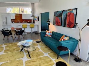 TV connectée, cheminée, livres, espaces bureaux