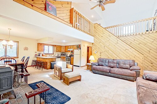 Cozy condo on the river with a wood-burning stove, deck & W/D - near skiing