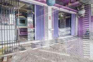 Front of property - Hotel O Superstar Kost Dan Homestay (Tomohon)