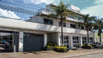 Vista frontal de la propiedad