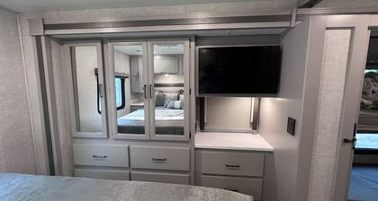 Luxury RV with Bunkbeds Stationed on serene Grand River with private golf course