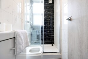 Dusche, Haartrockner, Handtücher