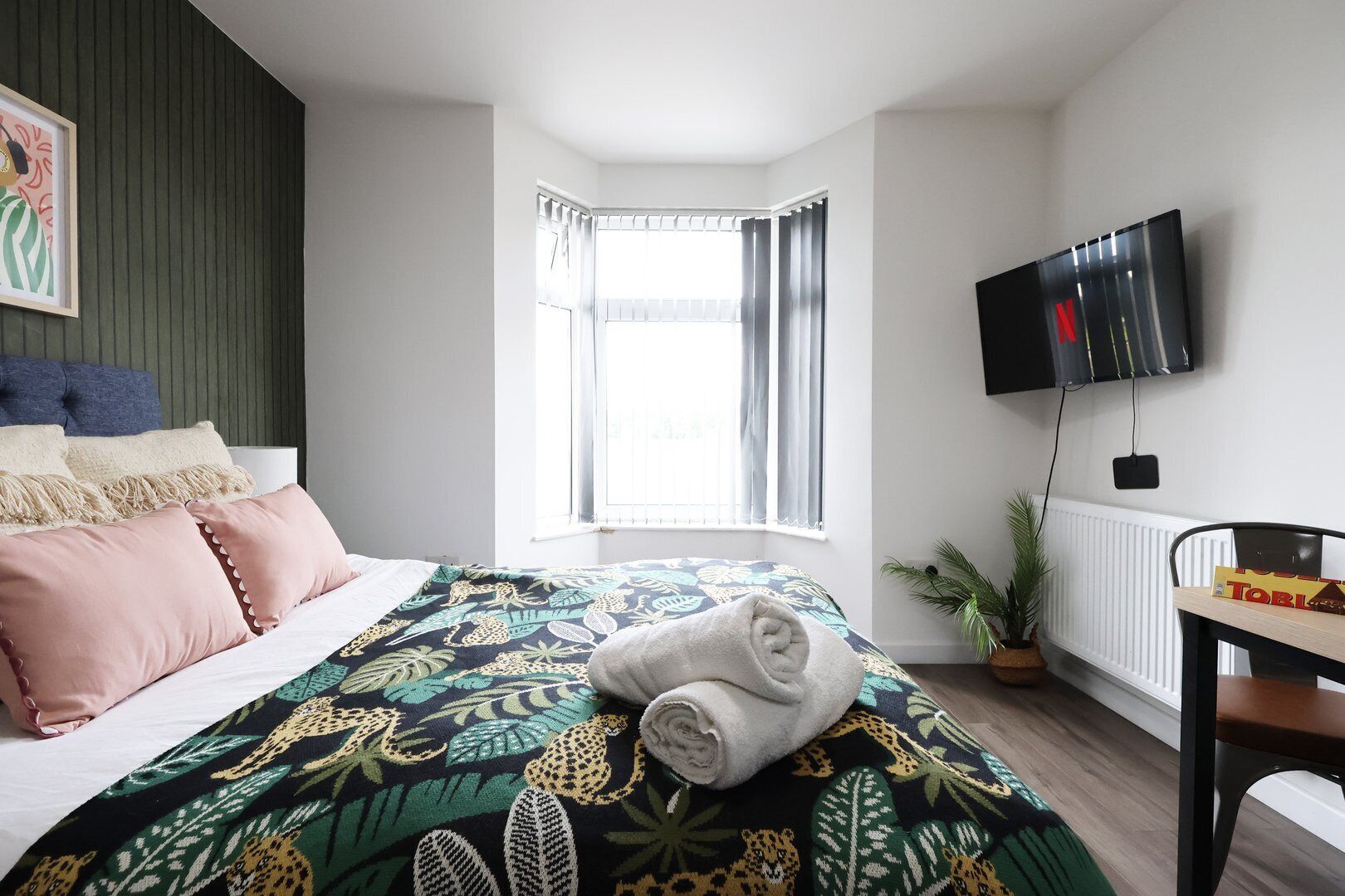 1 chambre, bureau, fer et planche à repasser, accès Internet