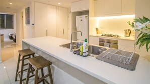 Private kitchen - New Zen at the Waterfront - Luxury Home (Darwin)