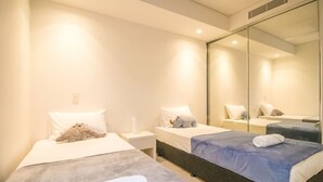 2 bedrooms, soundproofing, iron/ironing board, WiFi (free) - New Zen at the Waterfront - Luxury Home (Darwin)