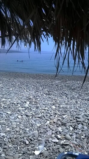 A pebbled beach with a clear view of the sea and distant land. - Cozy Apollon Villa, Sea View, Next To Galaxidi (Phocis)