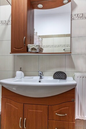 Duschwanne, Haartrockner, Handtücher