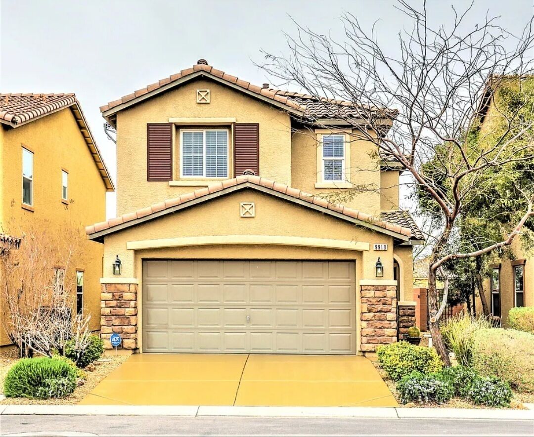 Charming, quiet home.  Near hike trails, strip 15 min. Affordable monthly stays!