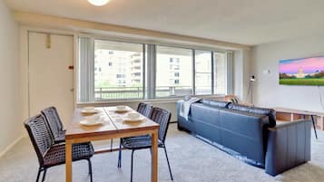 Una televisión, una oficina