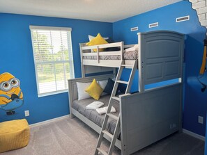 4 chambres, fer et planche à repasser, lit de bébé portatif