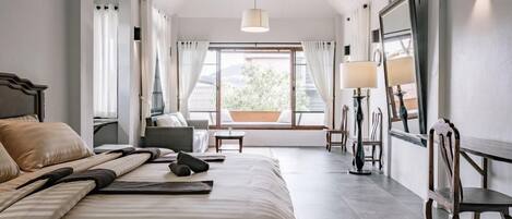 Studio Suite, 1 King Bed, Garden View | Minibar, desk, free WiFi, bed sheets