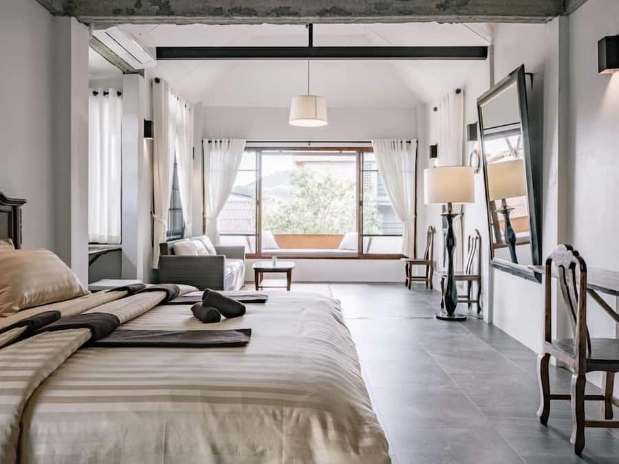 Studio Suite, 1 King Bed, Garden View | Minibar, desk, free WiFi, bed sheets