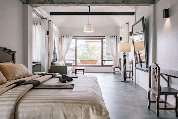 Studio Suite, 1 Tempat Tidur King, pemandangan kebun | Minibar, meja kerja, Wi-Fi gratis, dan seprai linen