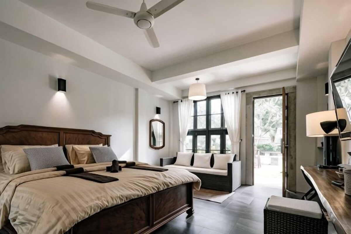 Minibar, desk, WiFi (free), bed sheets