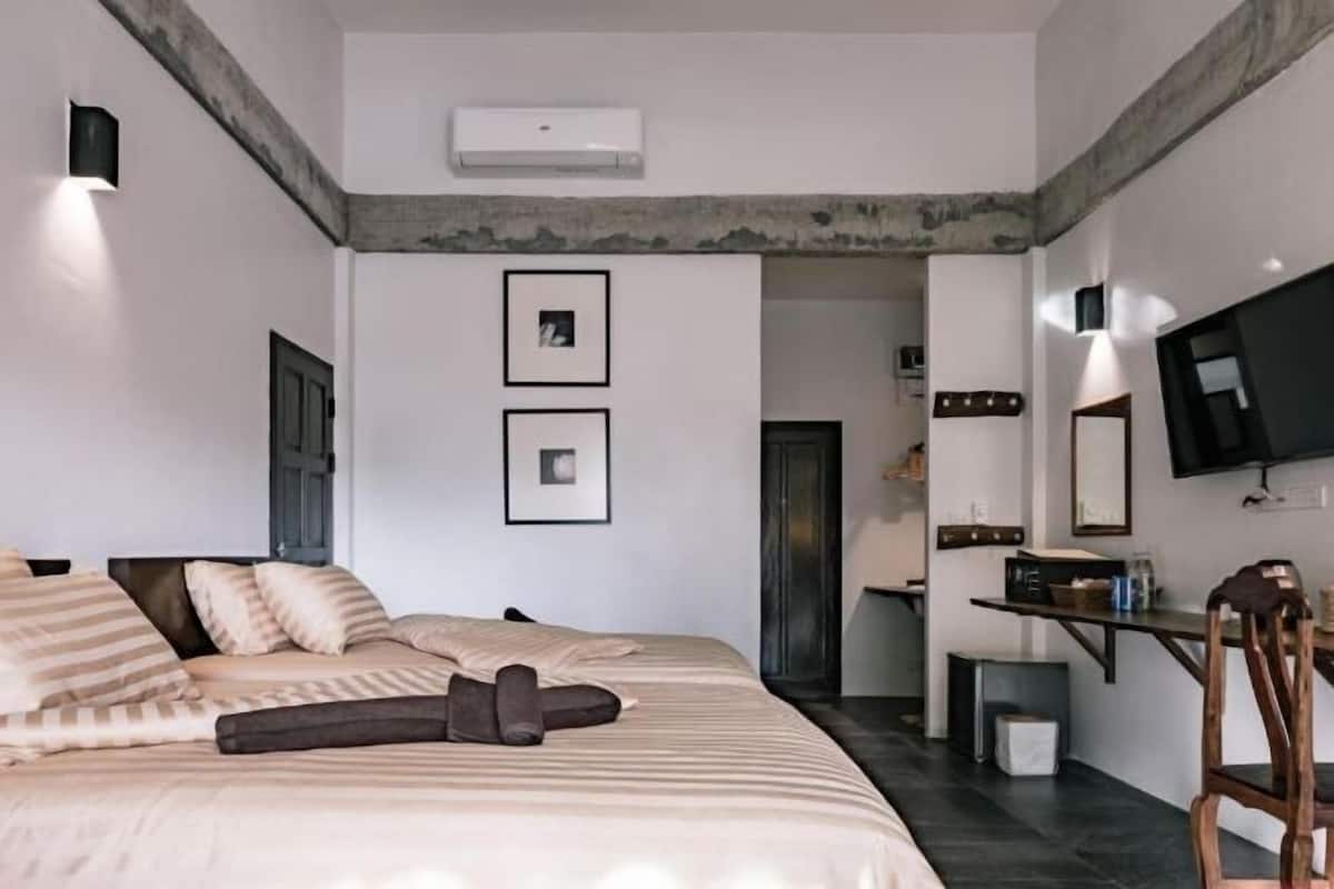 Minibar, desk, free WiFi, bed sheets