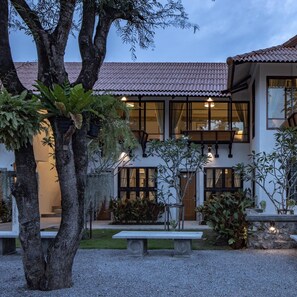 واجهة المنشأة - في المساء/الليل