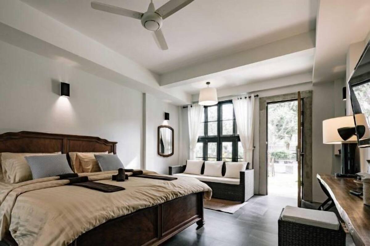Minibar, desk, free WiFi, bed sheets