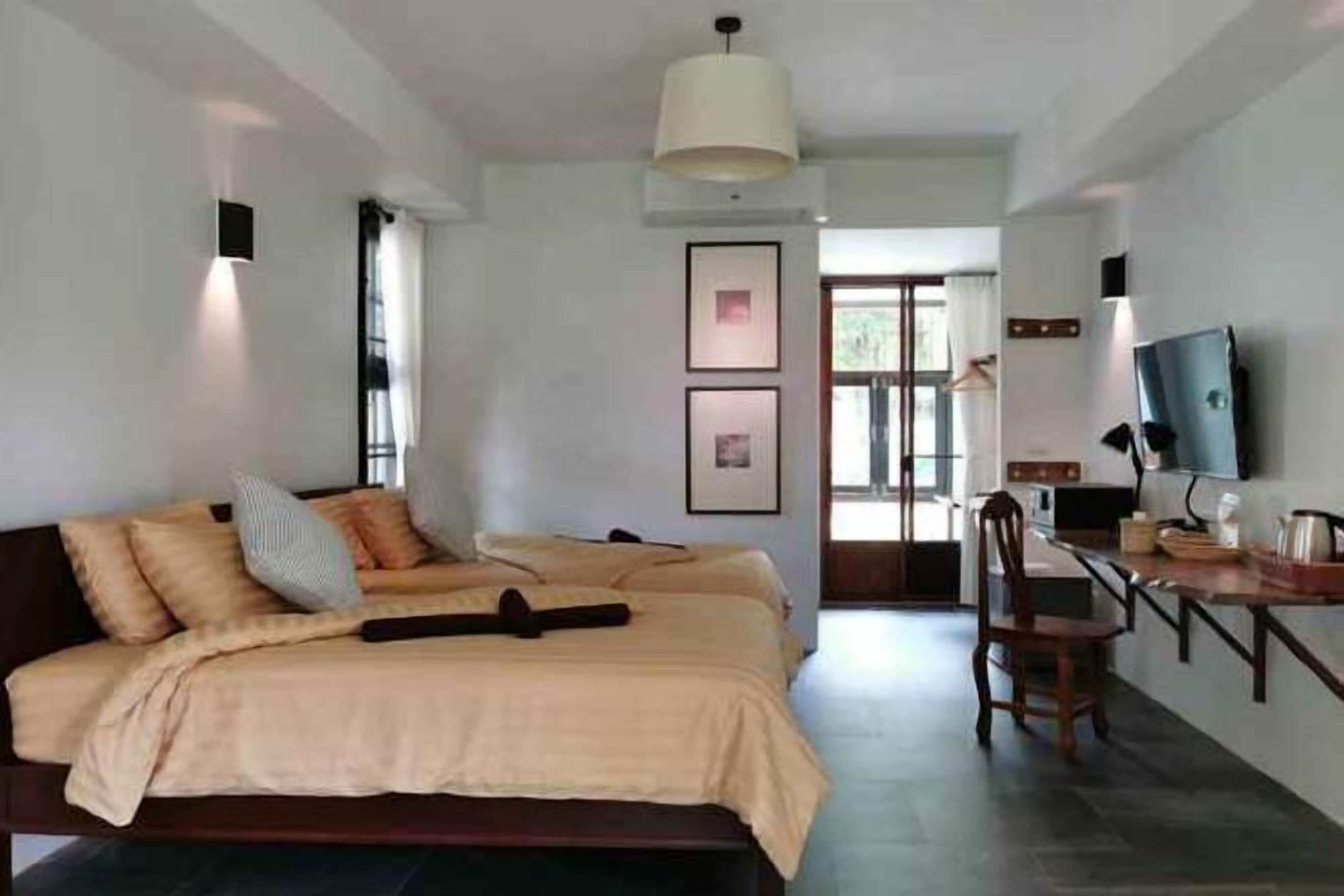 Minibar, escritorio, wifi gratis y ropa de cama 