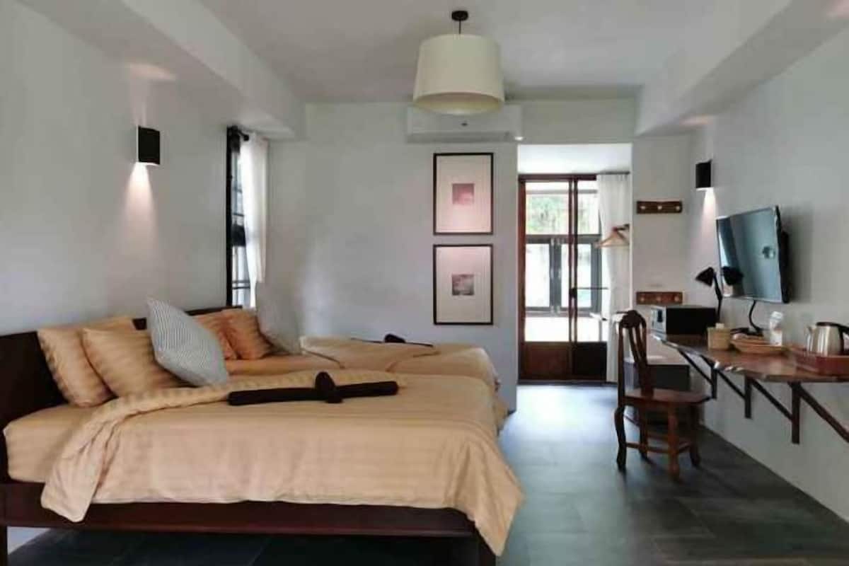 ميني بار ومكتب وواي فاي مجانًا وملاءات أسرّة