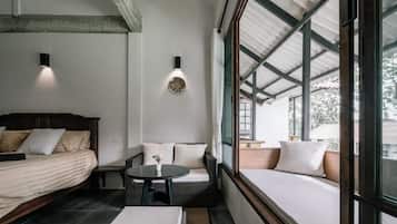 Minibar, desk, free WiFi, bed sheets