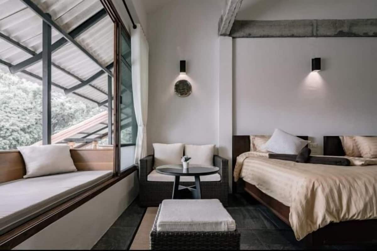 Minibar, desk, free WiFi, bed sheets