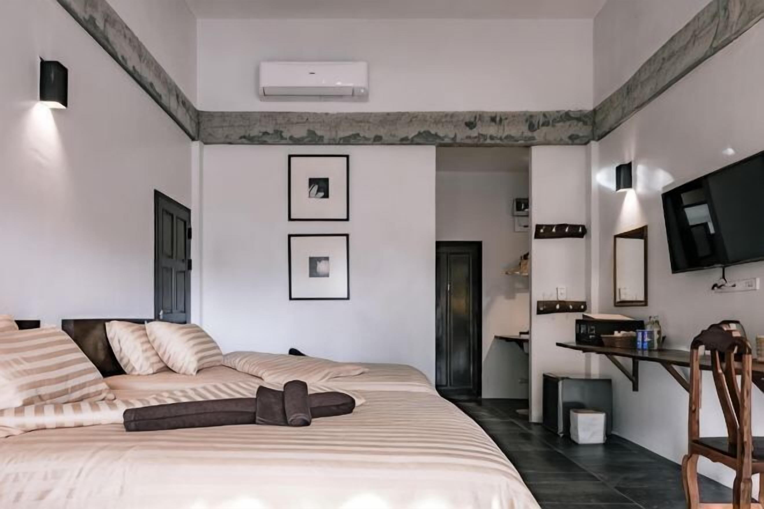Minibar, desk, free WiFi, bed sheets