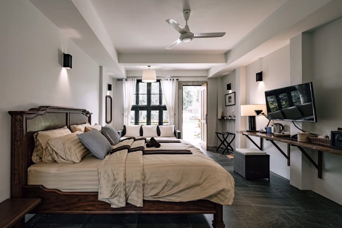 Deluxe Double Room | Minibar, desk, free WiFi, bed sheets