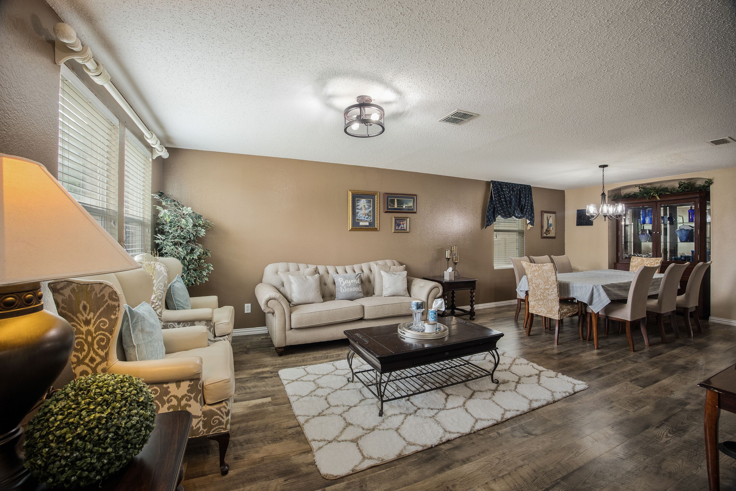 Triton House, Large home near Shopping & Dinning