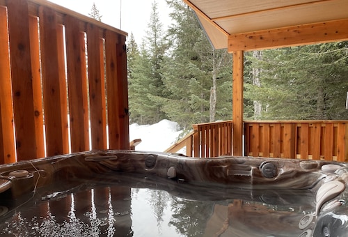 Relaxation Station - Hot Tub and Two Bedroom Cabin