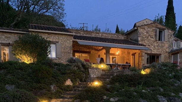 A stone house with a pool, surrounded by greenery and a stone staircase leading to the entrance. - Great house with beautiful (sundowner) view (Saint-André-d’Olérargues)