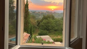 A room with a window overlooking a garden at sunset. - Great house with beautiful (sundowner) view (Saint-André-d’Olérargues)