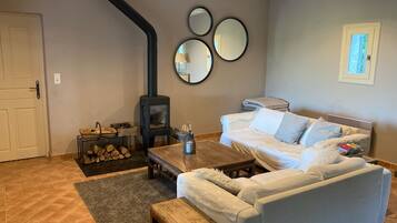 Televisie, een open haard, een dvd-speler en een tafeltennistafel