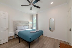 5 soverom, skrivebord, strykejern/-brett og reiseseng for barn