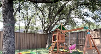 Kid-Friendly Backyard, Pool & Game Room â Ideal for Families & Lg Grp - Slps 15