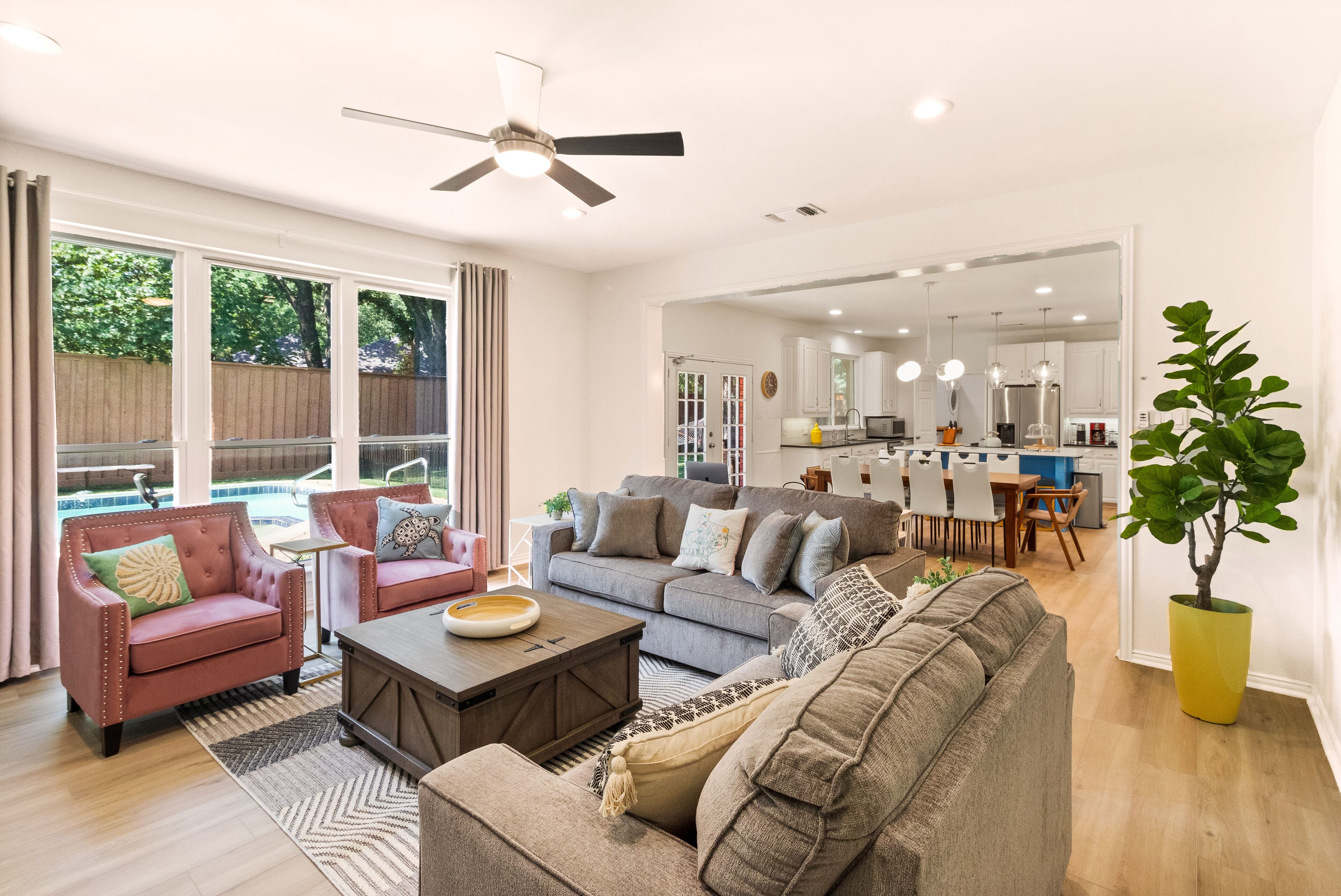 Smart TV, mesa de pingue-pongue, livros