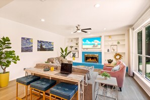 Smart-tv, ett bordtennisbord och böcker