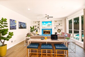 Smart-tv, ett bordtennisbord och böcker