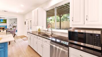 Jääkaappi, mikroaaltouuni, uuni, liesi