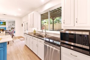 Kylskåp, mikrovågsugn, ugn och spishäll