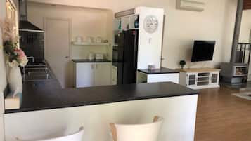 Frigorífico, microondas, horno y placa de cocina
