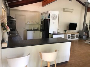 ثلاجة، ميكروويف، فرن، موقد طهي مسطح