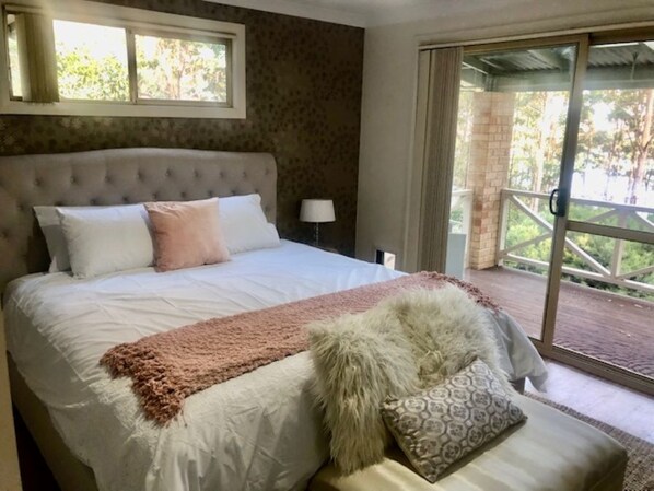 4 عدّة غرف نوم ومكواة/لوح كي وواي فاي وملاءات أسرّة