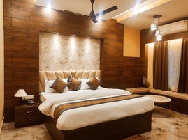 Espacio para trabajar con laptop, wifi gratis y ropa de cama 