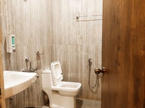 Standard Twin Room | Bathroom | Shower, rainfall showerhead, free toiletries, towels