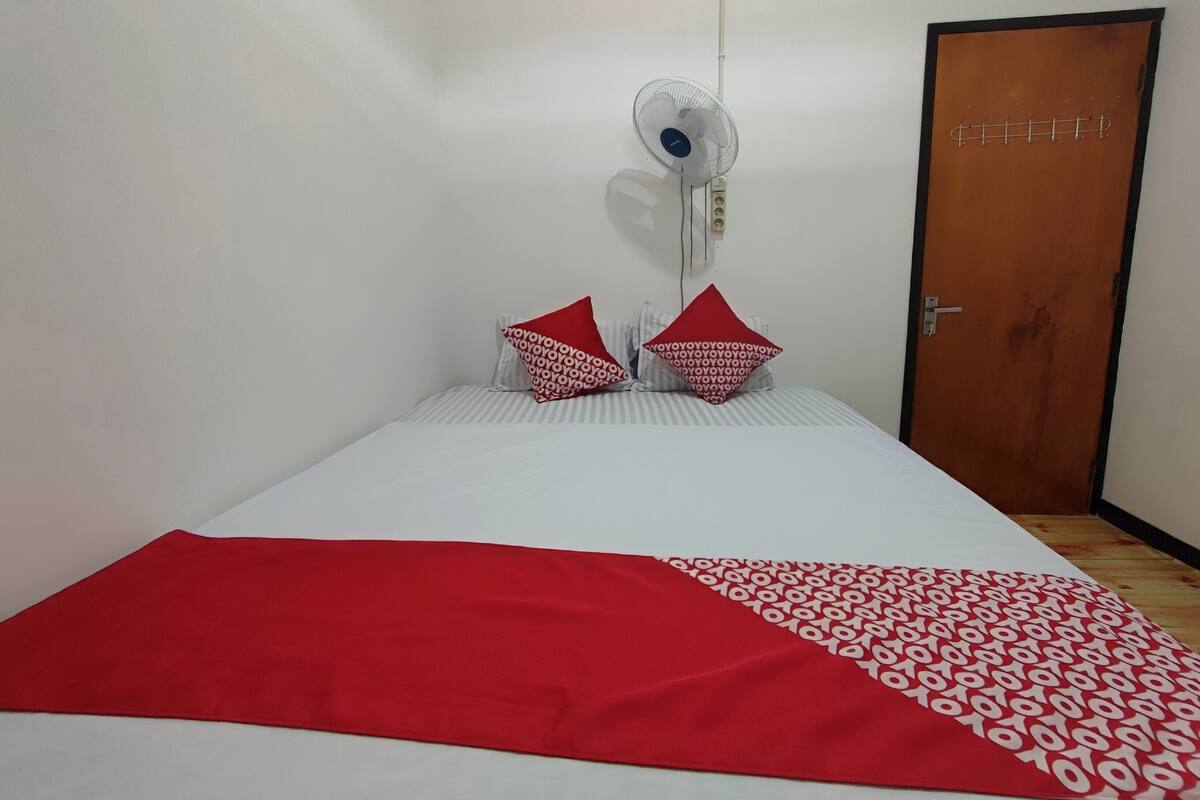 Espacio para trabajar con laptop, wifi gratis y ropa de cama
