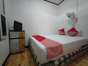 Espacio para trabajar con laptop, wifi gratis y ropa de cama