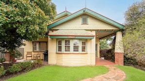 A single-story building with a green roof and a covered porch. - Cambridge House, Bendigo (Bendigo)