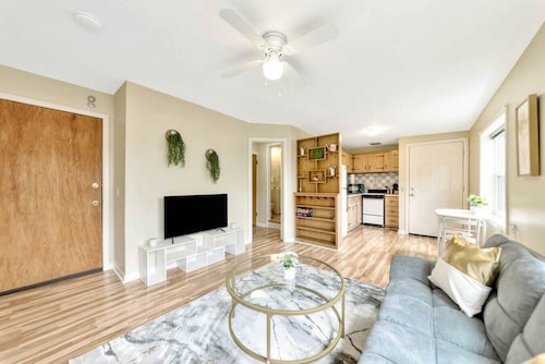 Cozy,Cute,SUPER short walk to UO