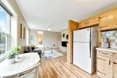 Cozy,Cute,SUPER short walk to UO