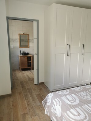 4 bedrooms, travel cot, WiFi, bed sheets